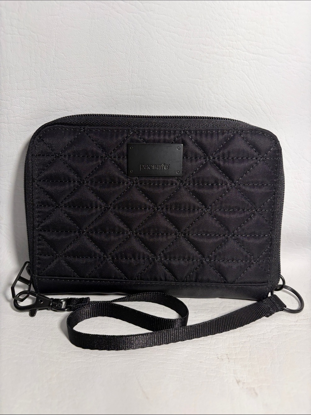 Pacsafe RFIDsafe W150 Anti-theft Wallet Quilted & Detachable Wrist Strap Black